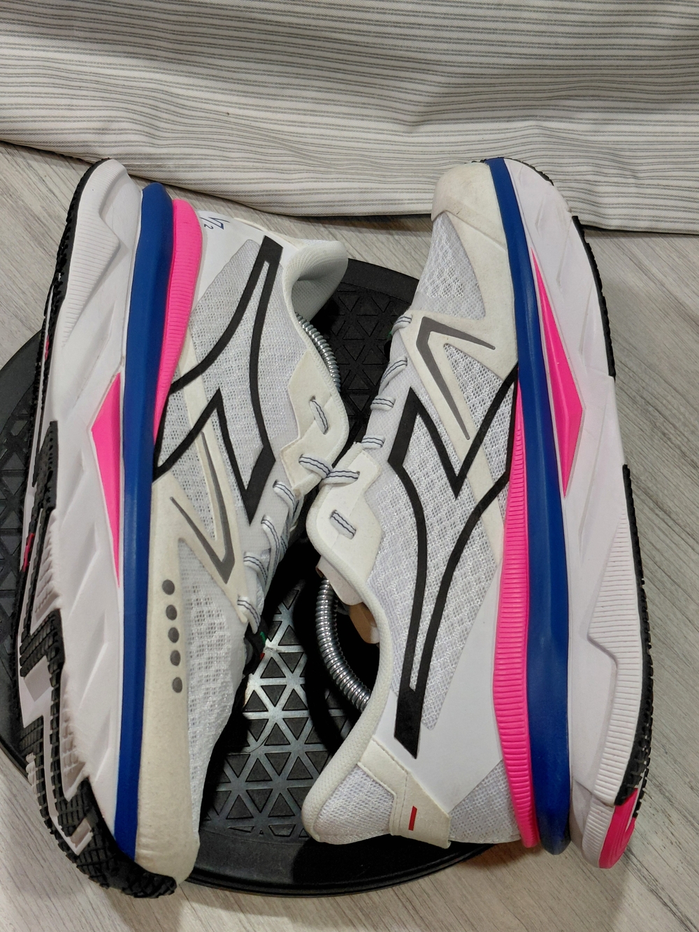 Diadora Mens V7000-2 Italian White Running Shoes with Pink & Blue Accents M10.5 - Picture 10 of 16
